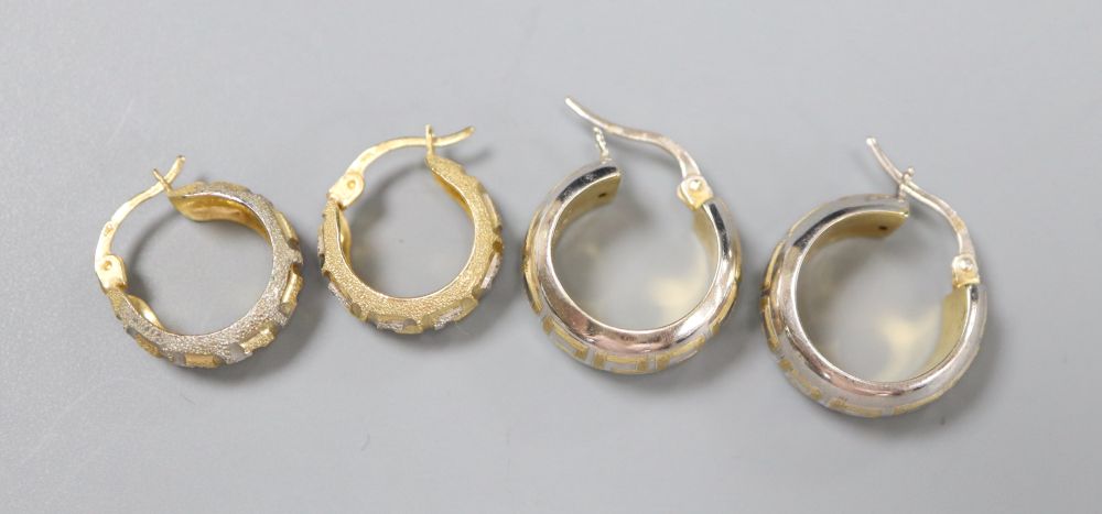 Two pairs of two-colour 585 half-hoop earrings with engraved designs, gross 7.5 grams, 20mm et infra.